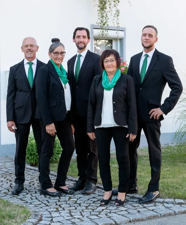 Familie Kraft vor dem Haus