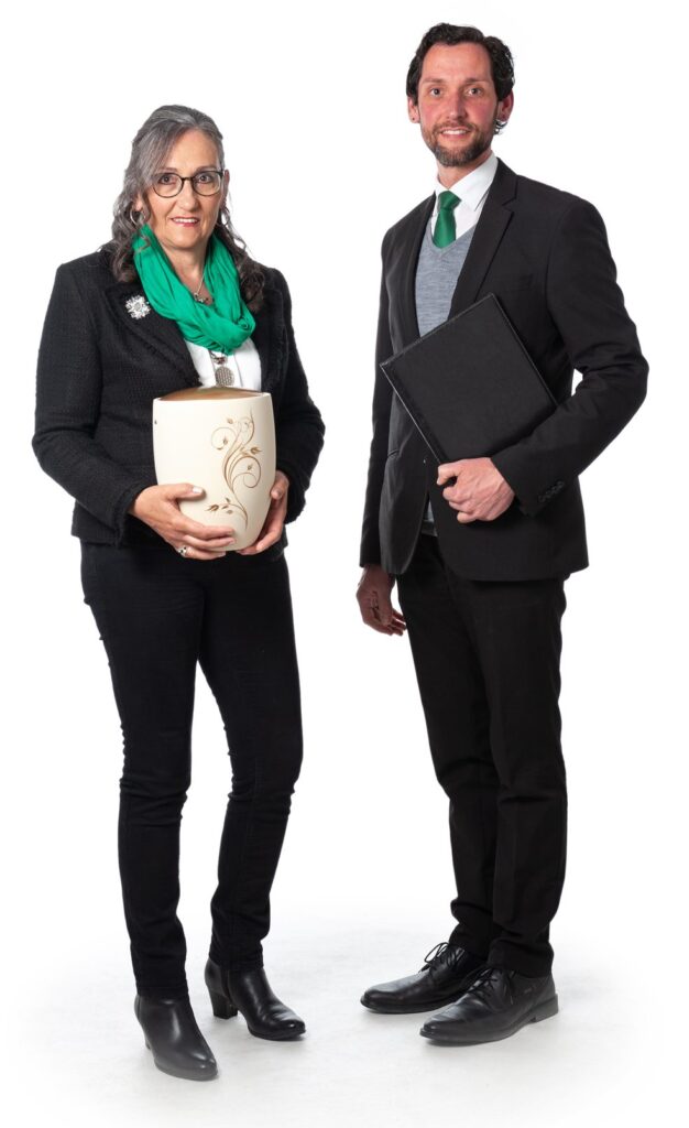 Elke und Sascha Kraft mit Urne